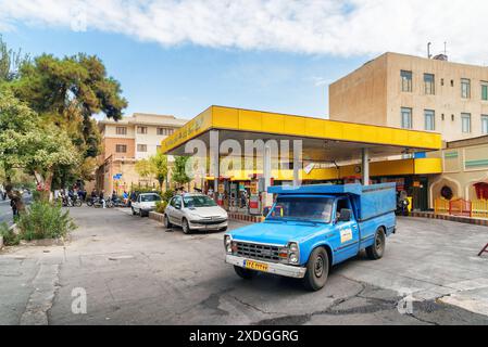 Teheran, Iran - 20. Oktober 2018: Tankstelle für Autos und Motorräder in der iranischen Hauptstadt. Stockfoto