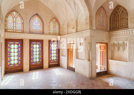 Kashan, Iran - 21. Oktober 2018: Wunderbarer Raum im historischen Abbasi-Haus. Stockfoto