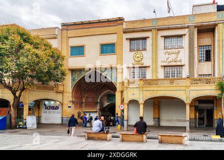 Teheran, Iran - 20. Oktober 2018: Malerischer Blick auf den Eingang zum Großen Basar. Erstaunliche persische Architektur. Stockfoto