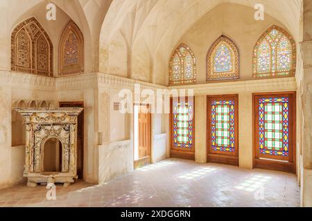 Kashan, Iran - 21. Oktober 2018: Wunderbarer Raum im historischen Abbasi-Haus. Stockfoto