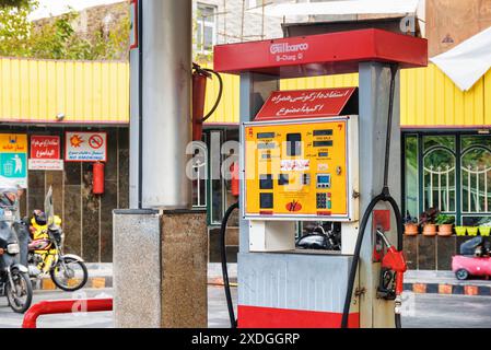 Teheran, Iran - 20. Oktober 2018: Tankstelle für Autos und Motorräder in der iranischen Hauptstadt. Stockfoto