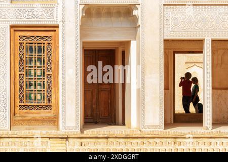 Kashan, Iran - 21. Oktober 2018: Erstaunliche Details des Äußeren des Abbasi Historical House. Stockfoto