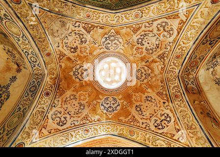 Kashan, Iran - 21. Oktober 2018: Wunderschöne Decke mit bunten Gipskörpern im Sultan Amir Ahmad Bathhouse. Stockfoto