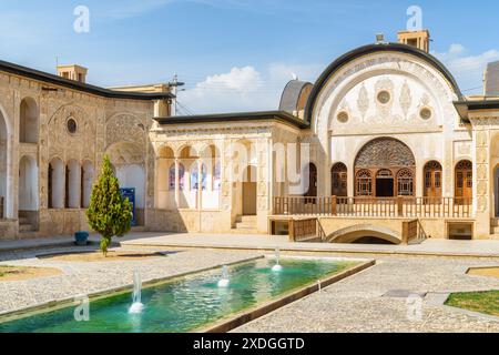 Kashan, Iran - 21. Oktober 2018: Wunderbarer traditioneller iranischer Innenhof mit Pool und Springbrunnen in der Mitte des historischen Tabatabaei-Hauses. Stockfoto