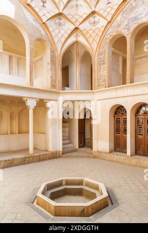 Malerisches Inneres der Spiegelhalle im historischen Tabatabaei-Haus. Wundervolle persische Architektur. Stockfoto