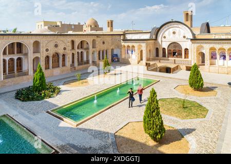 Kashan, Iran - 21. Oktober 2018: Wunderbarer traditioneller iranischer Innenhof mit Pool und Springbrunnen in der Mitte des historischen Tabatabaei-Hauses. Stockfoto