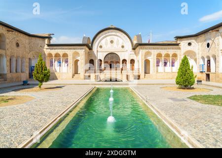 Kashan, Iran - 21. Oktober 2018: Wunderbarer traditioneller iranischer Innenhof mit Pool und Springbrunnen in der Mitte des historischen Tabatabaei-Hauses. Stockfoto