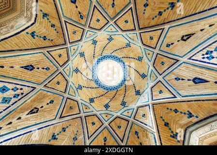 Kashan, Iran - 21. Oktober 2018: Wunderschöne Decke mit blauen Fliesen im Sultan Amir Ahmad Bathhouse dekoriert. Stockfoto