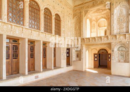 Malerisches Inneres der Spiegelhalle im historischen Tabatabaei-Haus. Wundervolle persische Architektur. Stockfoto