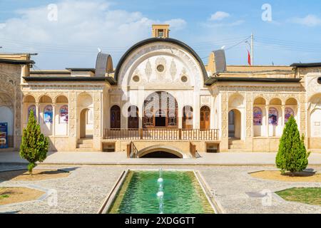 Kashan, Iran - 21. Oktober 2018: Wunderbarer traditioneller iranischer Innenhof mit Pool und Springbrunnen in der Mitte des historischen Tabatabaei-Hauses. Stockfoto