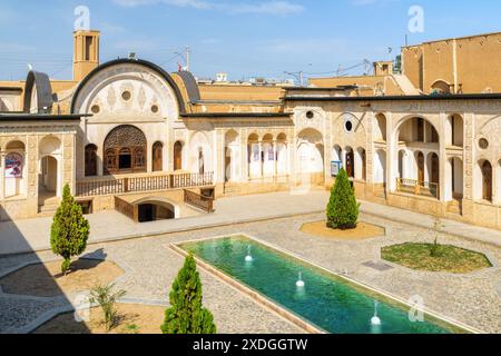 Kashan, Iran - 21. Oktober 2018: Blick von oben auf den traditionellen iranischen Innenhof mit Pool und Springbrunnen in der Mitte des historischen Tabatabaei-Hauses. Stockfoto