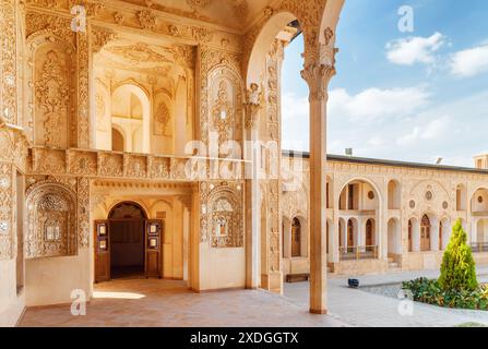 Malerisches Inneres der Spiegelhalle im historischen Tabatabaei-Haus. Wundervolle persische Architektur. Stockfoto