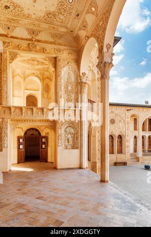 Malerisches Inneres der Spiegelhalle im historischen Tabatabaei-Haus. Wundervolle persische Architektur. Stockfoto