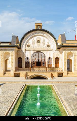 Kashan, Iran - 21. Oktober 2018: Wunderbarer traditioneller iranischer Innenhof mit Pool und Springbrunnen in der Mitte des historischen Tabatabaei-Hauses. Stockfoto