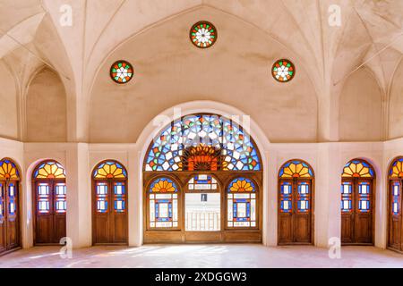 Kashan, Iran - 21. Oktober 2018: Wunderbarer Blick auf die farbenfrohe Halle im historischen Tabatabaei Haus. Traditionelle iranische Buntglasfenster. Stockfoto