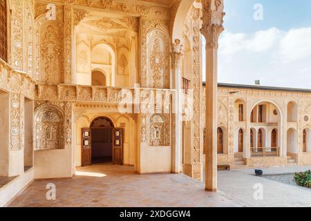 Malerisches Inneres der Spiegelhalle im historischen Tabatabaei-Haus. Wundervolle persische Architektur. Stockfoto