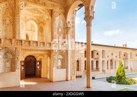 Malerisches Inneres der Spiegelhalle im historischen Tabatabaei-Haus. Wundervolle persische Architektur. Stockfoto