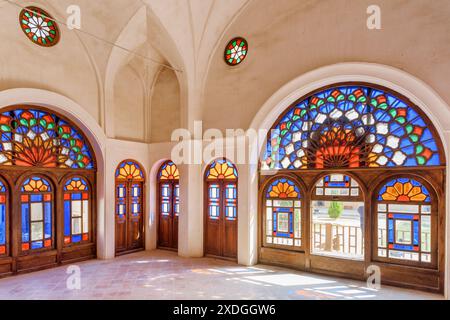 Kashan, Iran - 21. Oktober 2018: Wunderbarer Blick auf die farbenfrohe Halle im historischen Tabatabaei Haus. Traditionelle iranische Buntglasfenster. Stockfoto