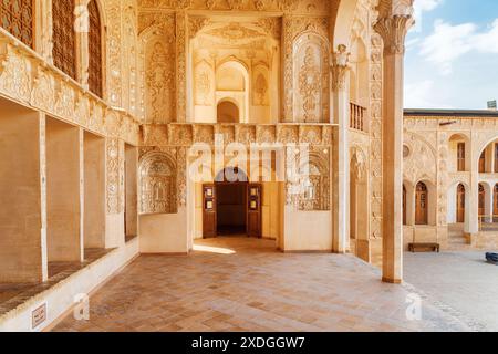 Malerisches Inneres der Spiegelhalle im historischen Tabatabaei-Haus. Wundervolle persische Architektur. Stockfoto