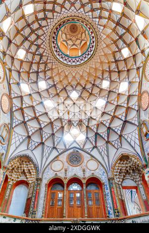 Kashan, Iran - 21. Oktober 2018: Fantastisches Inneres des historischen Hauses Borujerdi. Wundervolle persische Architektur. Stockfoto