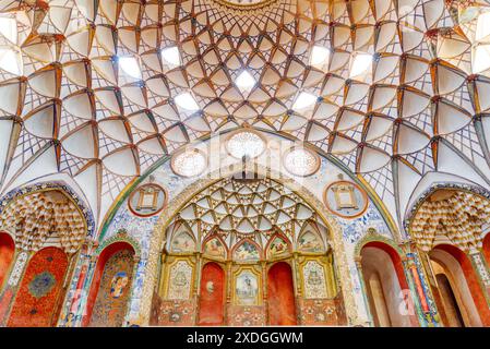 Kashan, Iran - 21. Oktober 2018: Fantastisches Inneres des historischen Hauses Borujerdi. Wundervolle persische Architektur. Stockfoto