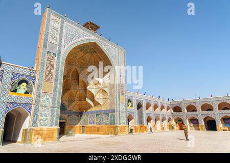 Isfahan, Iran - 23. Oktober 2018: Malerischer Innenhof der Jameh-Moschee von Isfahan. Stockfoto