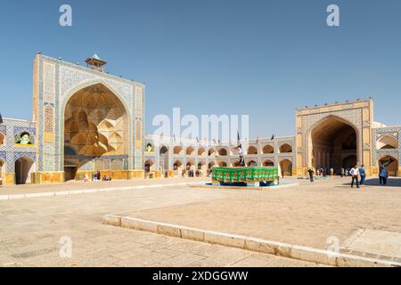 Isfahan, Iran - 23. Oktober 2018: Malerischer Innenhof der Jameh-Moschee von Isfahan. Stockfoto