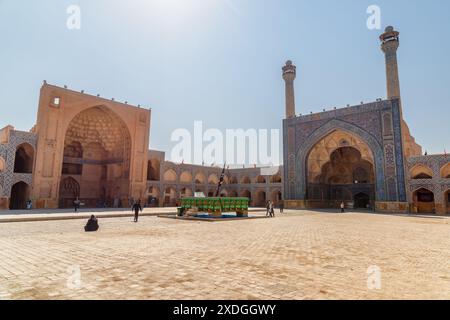 Isfahan, Iran - 23. Oktober 2018: Malerischer Innenhof der Jameh-Moschee von Isfahan. Stockfoto