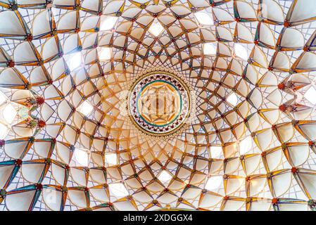 Kashan, Iran - 21. Oktober 2018: Fantastisches Inneres des historischen Hauses Borujerdi. Wundervolle persische Architektur. Stockfoto