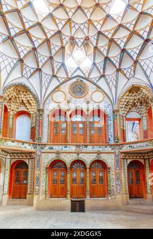 Kashan, Iran - 21. Oktober 2018: Fantastisches Inneres des historischen Hauses Borujerdi. Wundervolle persische Architektur. Stockfoto