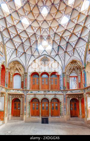 Kashan, Iran - 21. Oktober 2018: Fantastisches Inneres des historischen Hauses Borujerdi. Wundervolle persische Architektur. Stockfoto