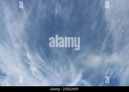 Blauer Himmel mit dramatischen, weißen, schroffen Wolken. Das Bild wurde an einem klaren Sommertag in Elkhorn Slough aufgenommen, einem Naturschutzgebiet in Moss Landing, CA. Stockfoto