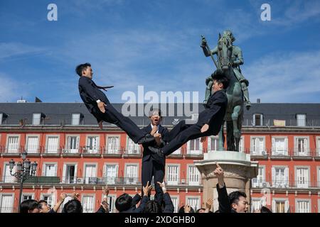 Madrid, Spanien. Juni 2024. Eine Gruppe junger Japaner von „Cheers Re-man's“ führen eine Überraschung auf der Plaza Mayor von Madrid auf. Quelle: SOPA Images Limited/Alamy Live News Stockfoto