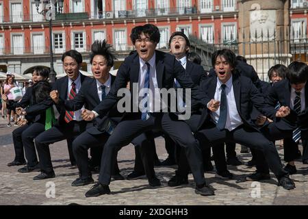Madrid, Spanien. Juni 2024. Eine Gruppe junger Japaner von „Cheers Re-man's“ führen eine Überraschung auf der Plaza Mayor von Madrid auf. Quelle: SOPA Images Limited/Alamy Live News Stockfoto