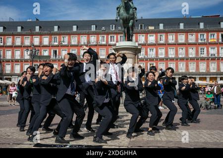Madrid, Spanien. Juni 2024. Eine Gruppe junger Japaner von „Cheers Re-man's“ führen eine Überraschung auf der Plaza Mayor von Madrid auf. Quelle: SOPA Images Limited/Alamy Live News Stockfoto