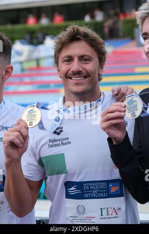 Rom, Italien. Juni 2024. Nicolò Martinenghi von Italien auf dem Podium der Männer 100 m Brustschlag Finale A während des ersten Tages bei den Schwimm-Internationals der 60. Settecolli Trophy. Quelle: SOPA Images Limited/Alamy Live News Stockfoto