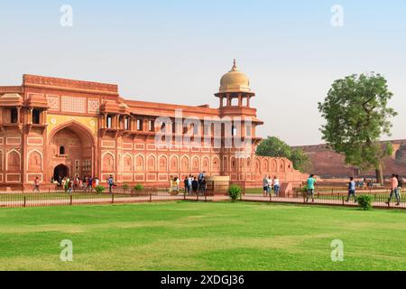 Agra, Indien - 9. November 2018: Wunderbarer Blick auf den Jahangiri Mahal im Agra Fort. Fantastischer roter Sandsteinpalast. Mogularchitektur. Stockfoto