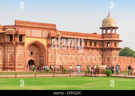 Agra, Indien - 9. November 2018: Wunderbarer Blick auf den Jahangiri Mahal im Agra Fort. Fantastischer roter Sandsteinpalast. Mogularchitektur. Stockfoto