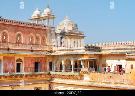 Jaipur, Indien - 12. November 2018: Fantastischer Blick auf den Palast von man Singh I im Amer Fort (Amber Fort). Rajput militärische Hügelarchitektur. Jaipur Stockfoto