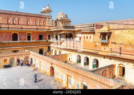 Jaipur, Indien - 12. November 2018: Herrlicher Blick auf den Palast von man Singh I im Amer Fort (Amber Fort). Rajput militärische Hügelarchitektur. Stockfoto