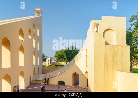 Jaipur, Indien - 11. November 2018: Wunderbarer Blick auf den Vrihat samrat Yantra (die größte Sonnenuhr der Welt) auf blauem Himmel. Stockfoto