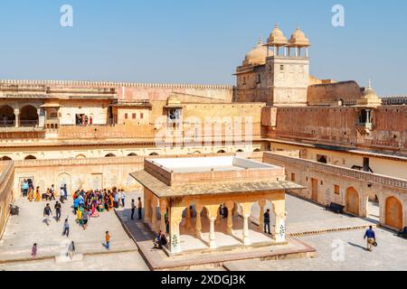 Jaipur, Indien - 12. November 2018: Fantastischer Blick auf den Palast von man Singh I im Amer Fort (Amber Fort) in Rajasthan. Der Baradari Pavillon ist visi Stockfoto