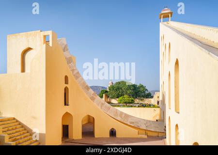 Jaipur, Indien - 11. November 2018: Wunderbarer Blick auf den Vrihat samrat Yantra (die größte Sonnenuhr der Welt) auf blauem Himmel. Stockfoto