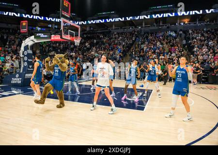 Minneapolis, Minnesota, USA. Juni 2024. Die Minnesota Lynx feiern mit einem Team-Tanz nach einem WNBA-Spiel zwischen den Minnesota Lynx und den Phoenix Mercury im Target Center, das die Lynx mit 73:60 gewann. (Kreditbild: © Steven Garcia/ZUMA Press Wire) NUR REDAKTIONELLE VERWENDUNG! Nicht für kommerzielle ZWECKE! Stockfoto