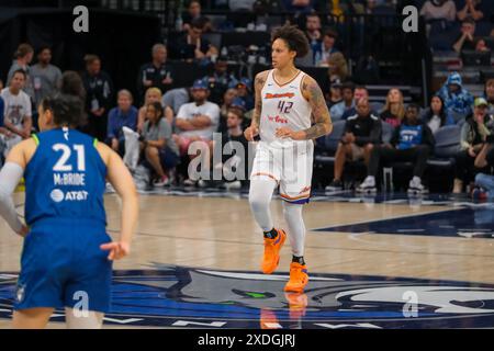 Minneapolis, Minnesota, USA. Juni 2024. Phoenix Mercury Center BRITTNEY GRINER #42 während eines WNBA-Spiels zwischen den Minnesota Lynx und den Phoenix Mercury im Target Center gewann der Lynx 73:60. (Kreditbild: © Steven Garcia/ZUMA Press Wire) NUR REDAKTIONELLE VERWENDUNG! Nicht für kommerzielle ZWECKE! Stockfoto