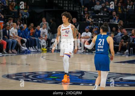 Minneapolis, Minnesota, USA. Juni 2024. Phoenix Mercury Center BRITTNEY GRINER #42 schaut auf während eines WNBA-Spiels zwischen den Minnesota Lynx und den Phoenix Mercury im Target Center an. Die Lynx gewann 73:60. (Kreditbild: © Steven Garcia/ZUMA Press Wire) NUR REDAKTIONELLE VERWENDUNG! Nicht für kommerzielle ZWECKE! Stockfoto