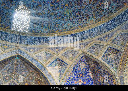 Isfahan, Iran - 24. Oktober 2018: Fantastischer Blick auf das aus Stein geschnitzte Fenster und das Spiel des Lichts in der Seyyed Moschee. Stockfoto