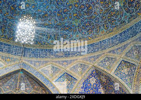 Isfahan, Iran - 24. Oktober 2018: Fantastischer Blick auf das aus Stein geschnitzte Fenster und das Spiel des Lichts in der Seyyed Moschee. Stockfoto