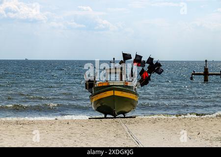 Ein Cutter am Strand an einem sonnigen Morgen. Golf von Gdańsk, Gdynia Orłowo. Tourismus in Europa, Polen, Pommern, Gdynia. Freizeit in Polen. Stockfoto