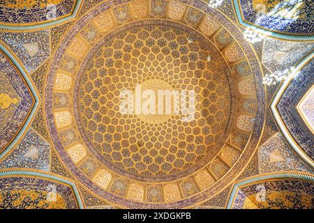 Isfahan, Iran - 24. Oktober 2018: Fantastischer Blick auf die Kuppel in der Scheich-Lotfollah-Moschee. Fantastisches farbenfrohes Mosaik und kalligraphische Inschriften. Stockfoto